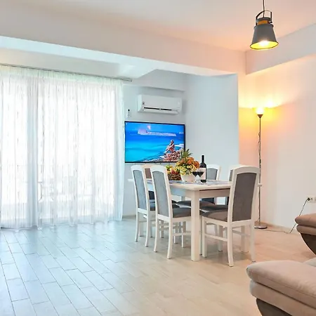 Riva Lake 2 Bedroom Lake View Apartment *