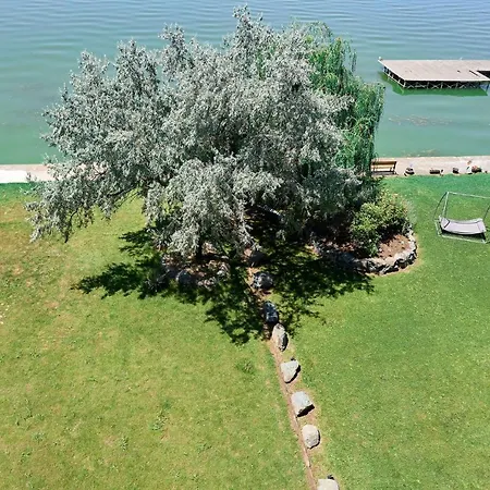 Riva Lake 2 Bedroom Lake View Apartment *